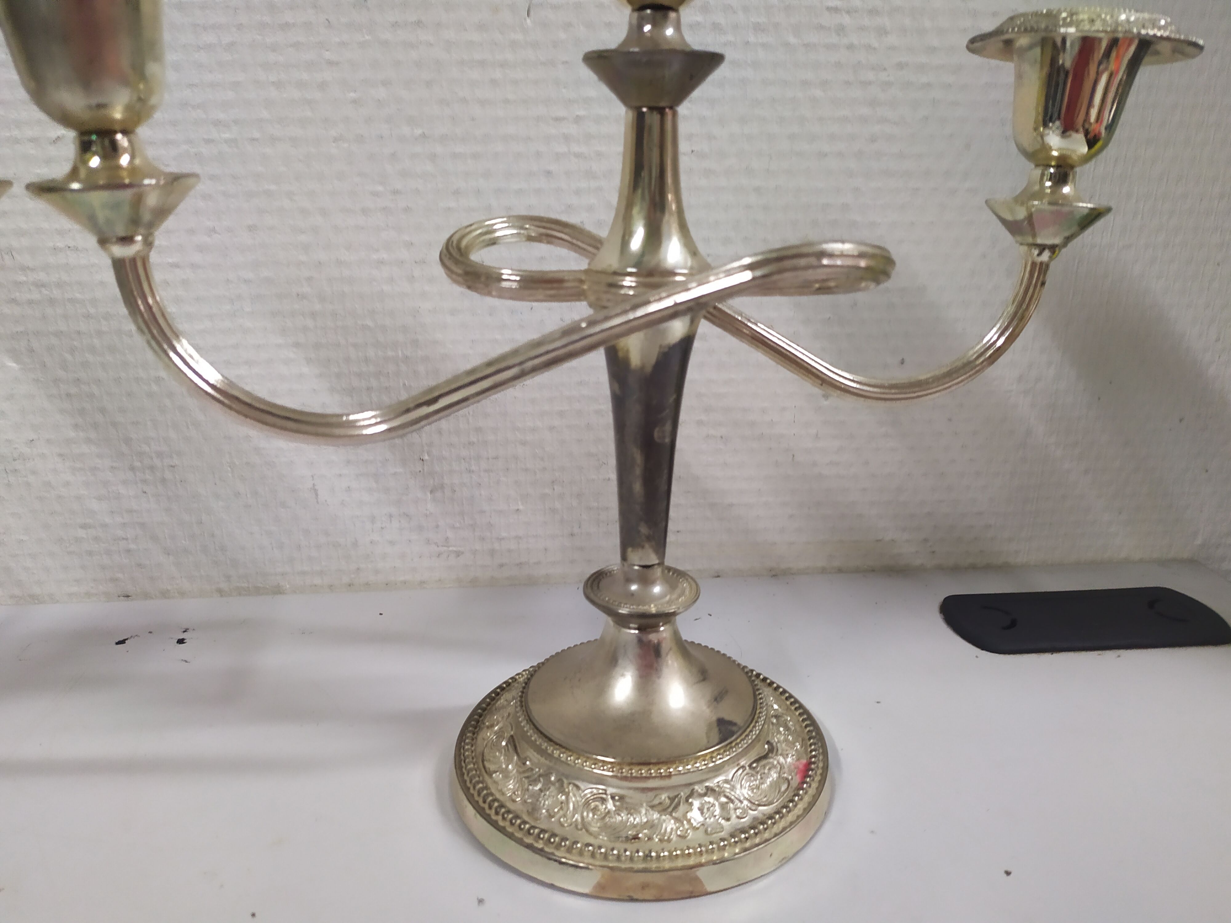 Set of 2 silver metal candlesticks