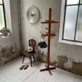 Patère wears pine coat 70