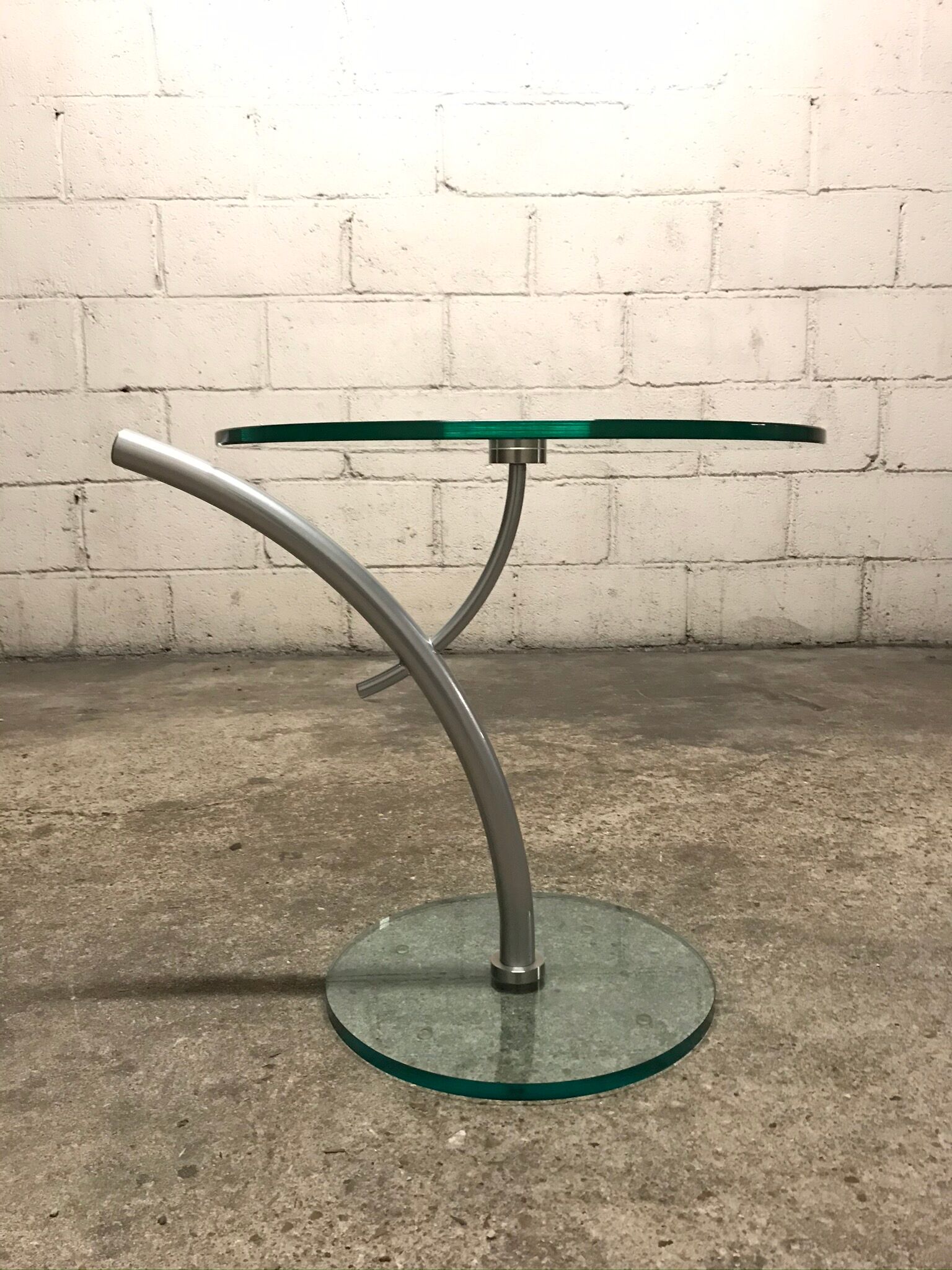 Table d'appoint, plateau en verre et pied métal année 80