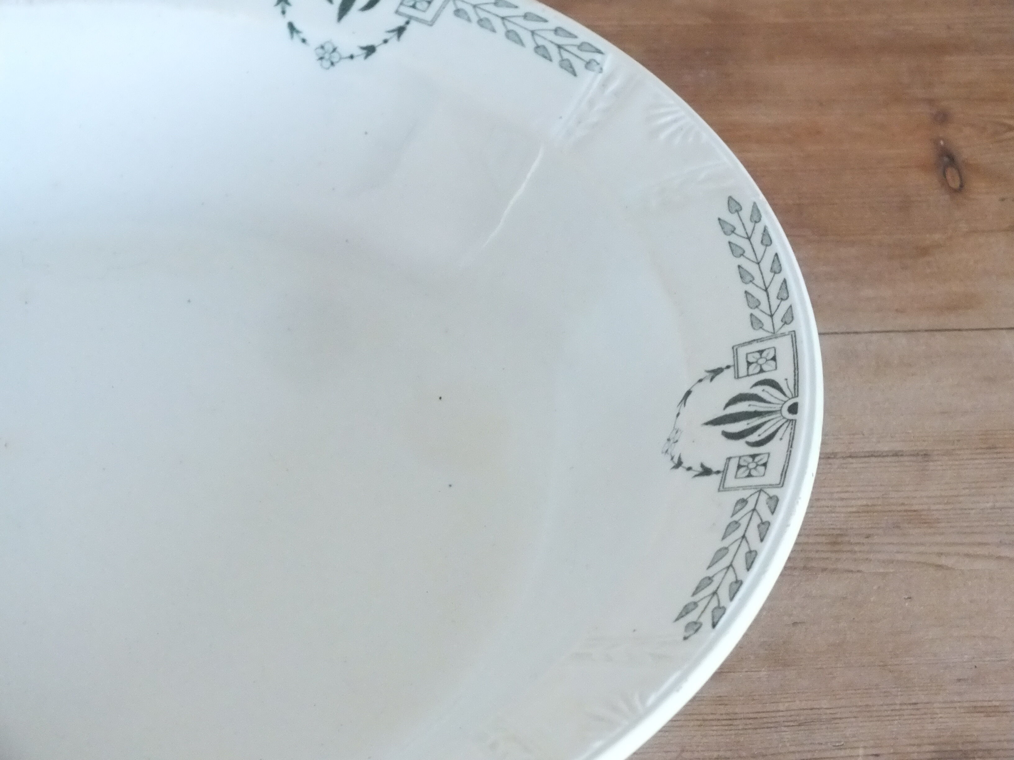 Hollow dish in Iron Terra Gien service Clara