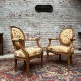 Paire de fauteuils médaillon en bois naturel de style Louis XVI