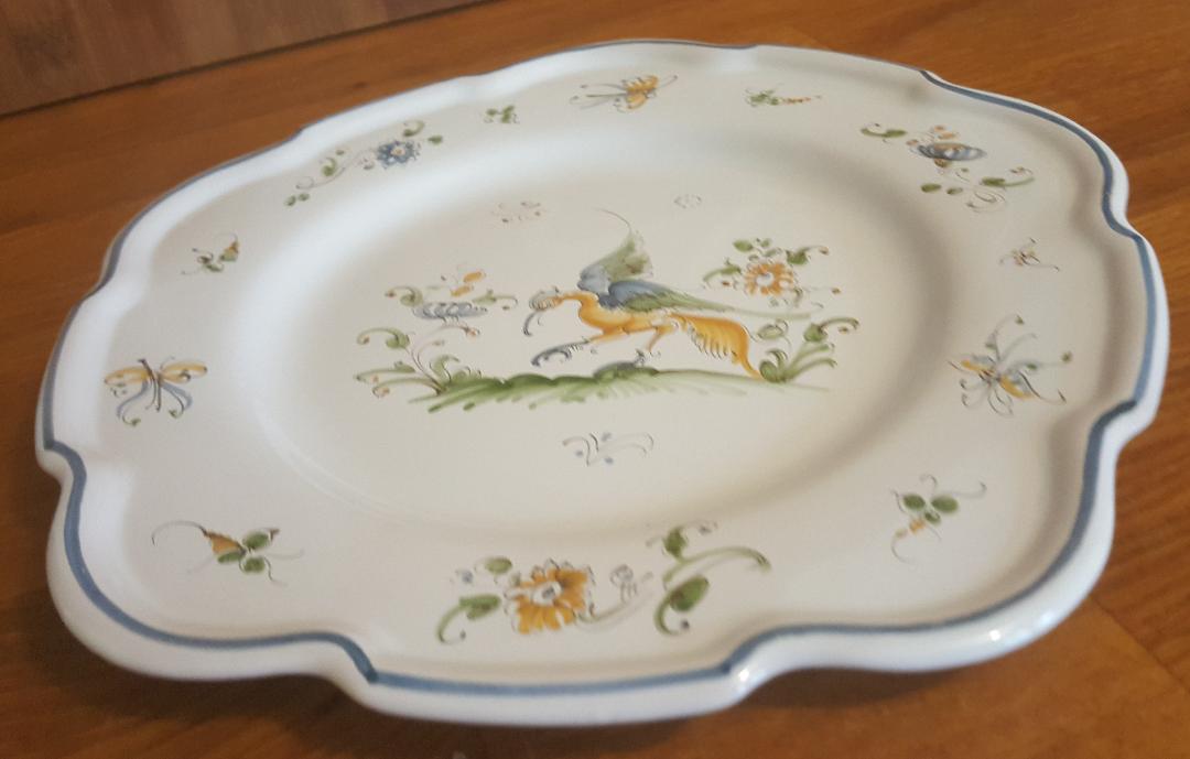 Moustiers earthenware plate from the Atelier des Fontaines