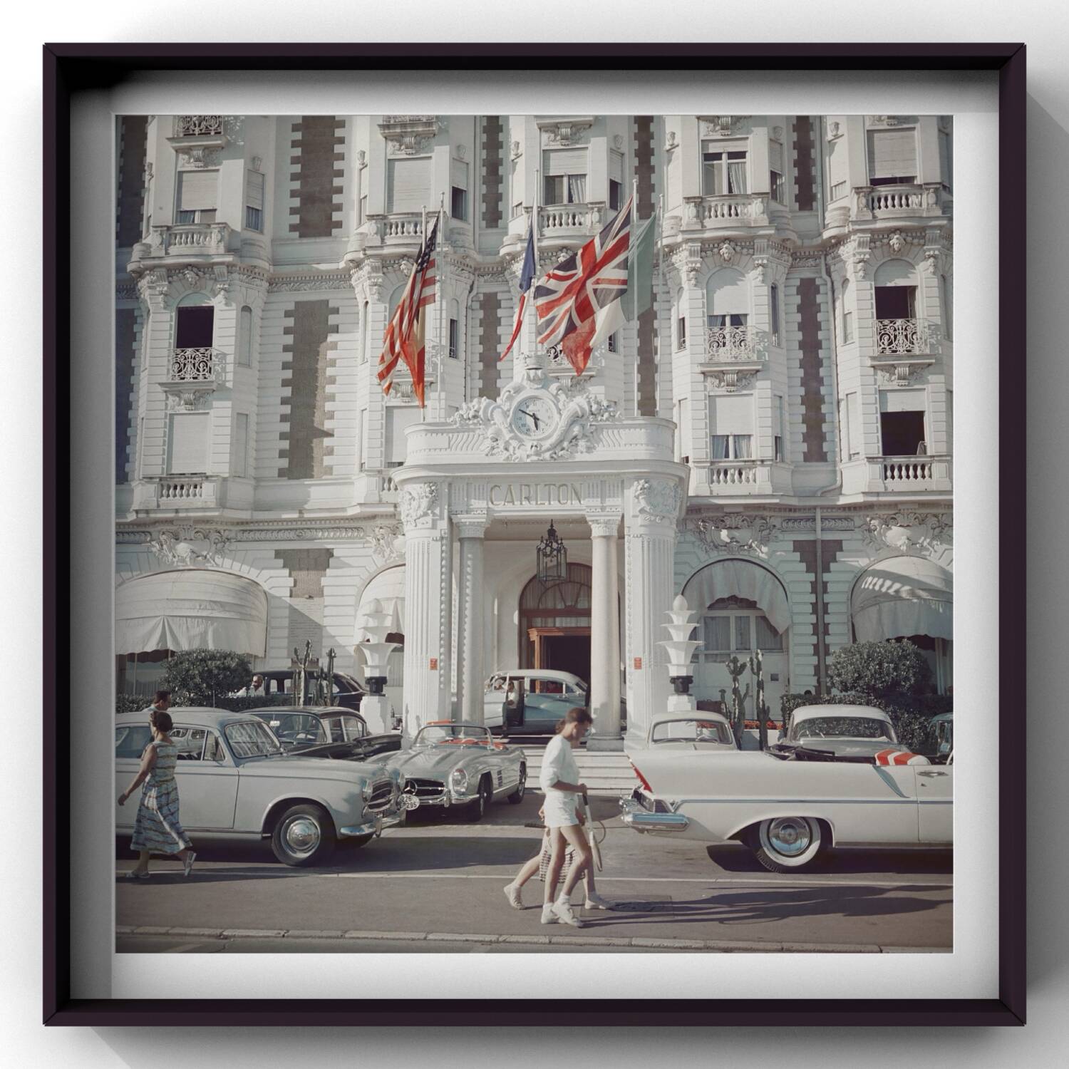 Slim Aarons – Photographie « Entrée de l'hôtel Carlton, Cannes 1958 »