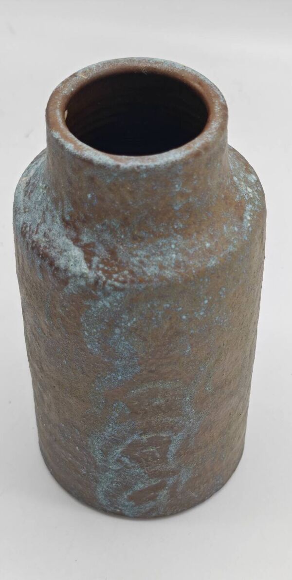 Vase en grès brutaliste à l'email poudré bleu