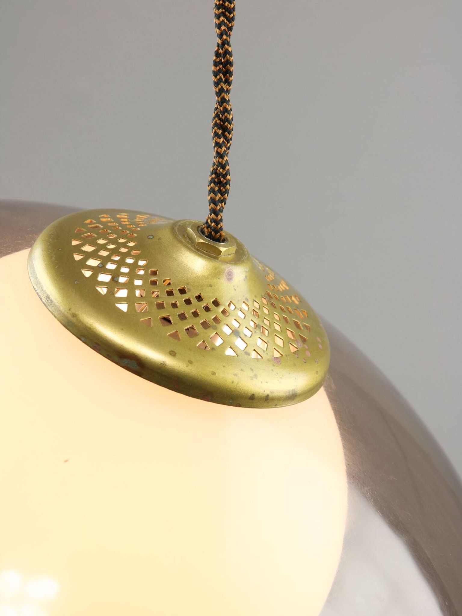 Lampe à suspension italienne en laiton, opaline et plexiglas de l'ère spatiale