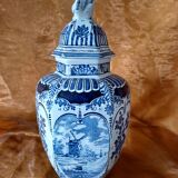 Delfts potiche with lid.