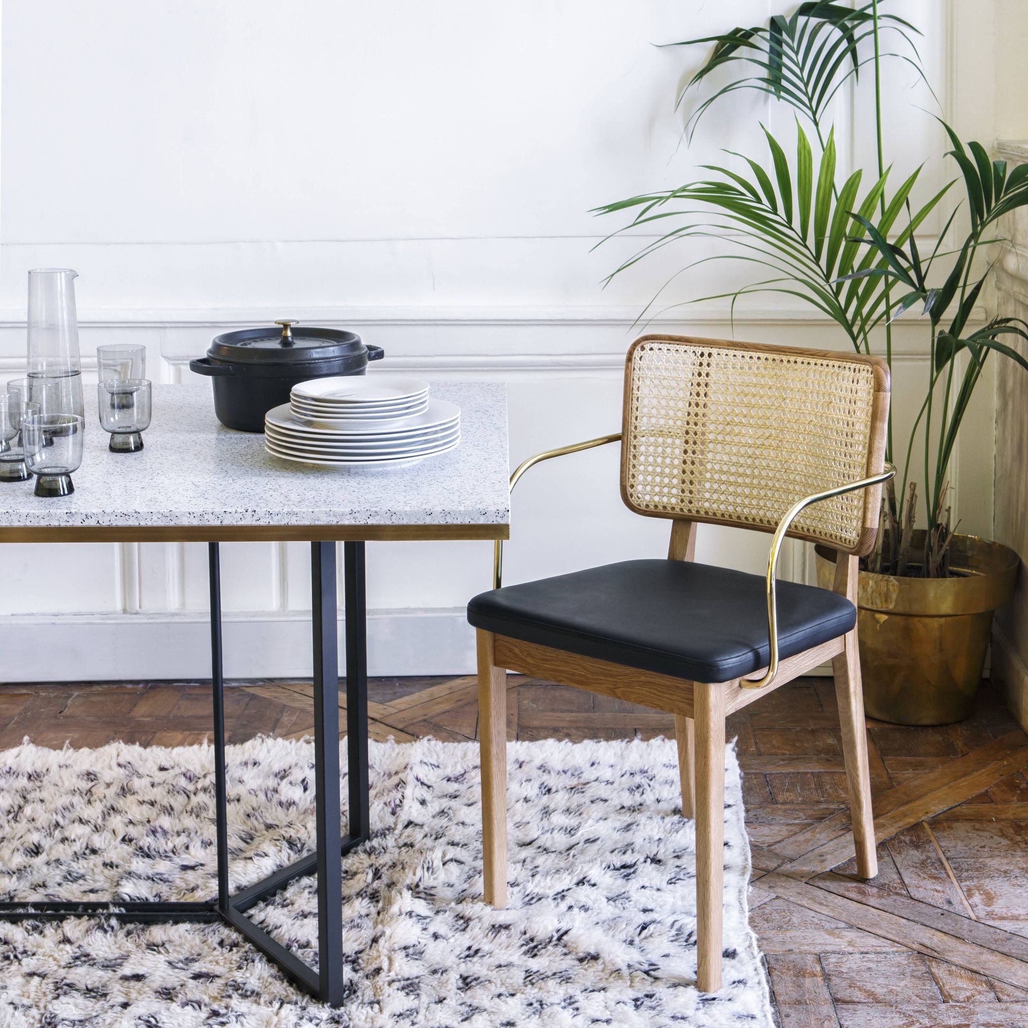 Chaise cannage bois clair accoudoirs cuir