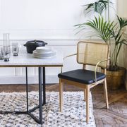 Chaise cannage bois clair accoudoirs cuir