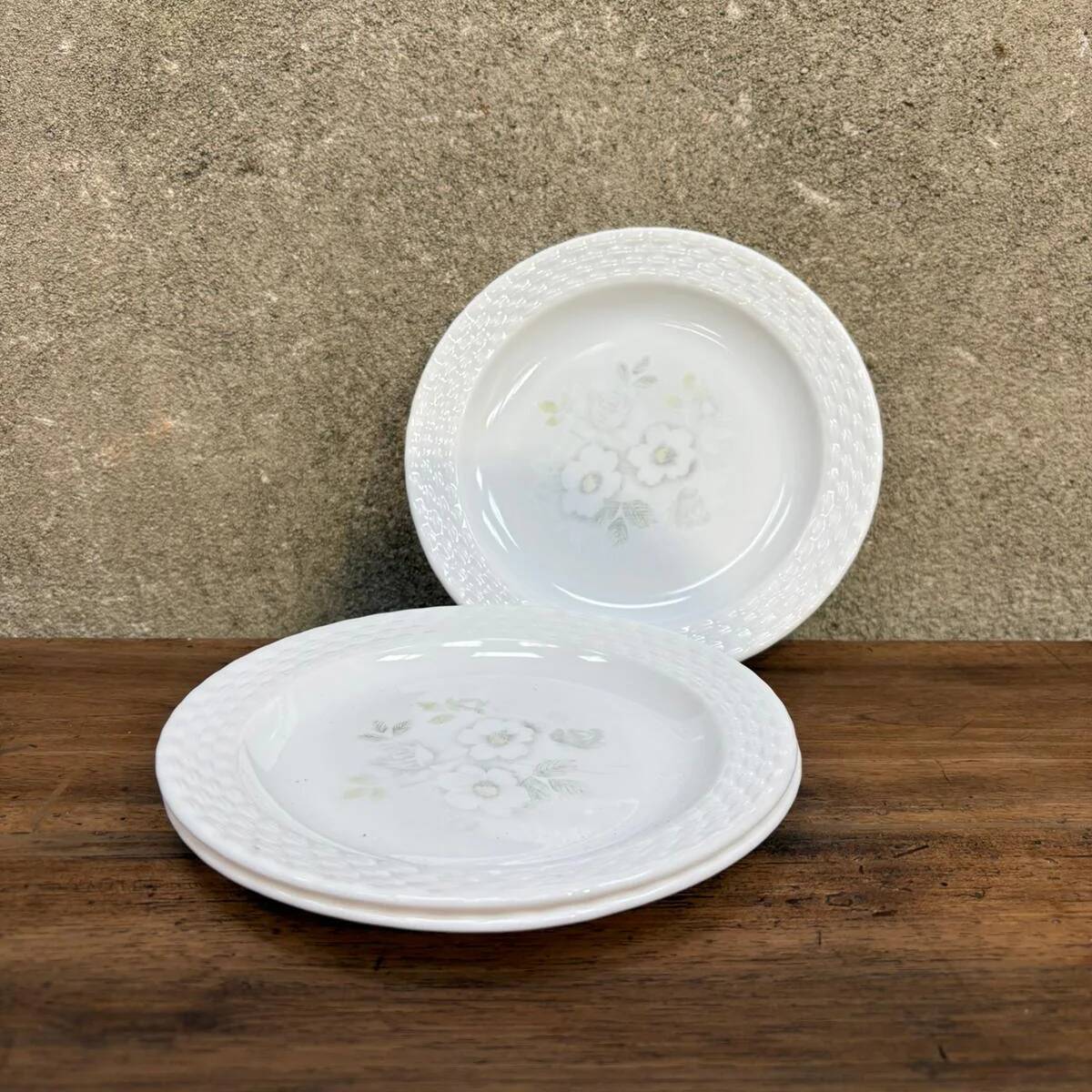 Dessert plate with flower pattern