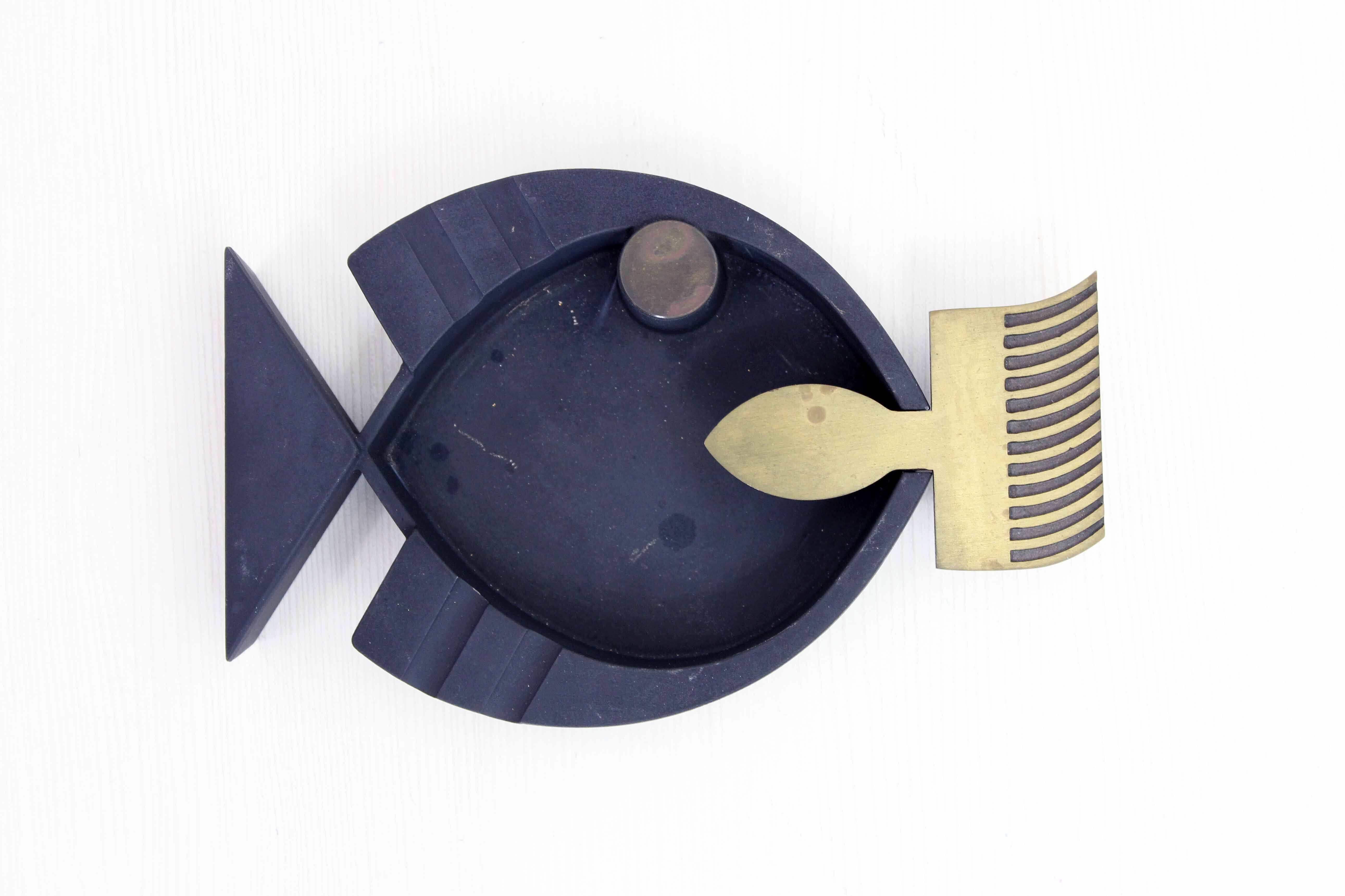 Metal "fish" ashtray