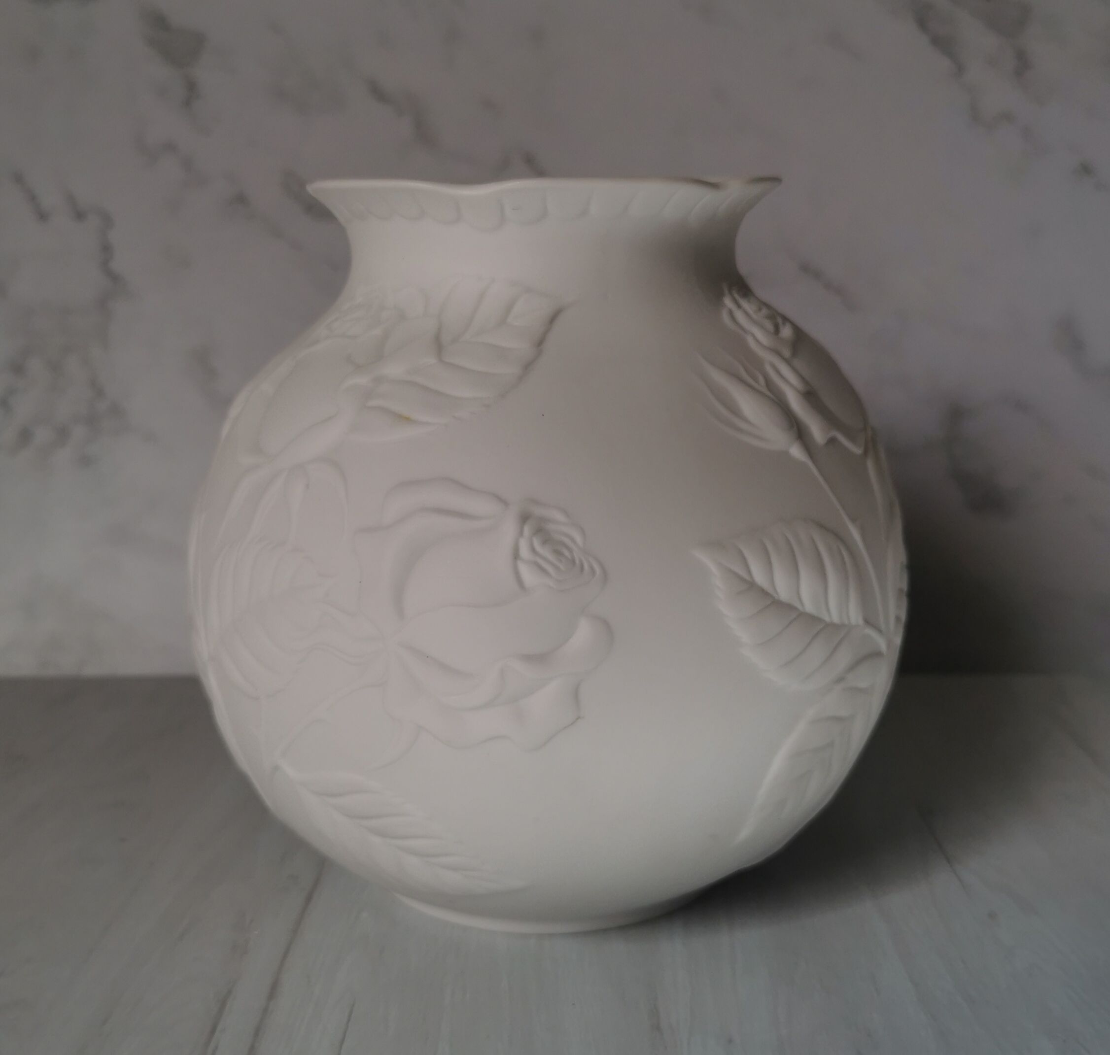 Vase ball pink white porcelain