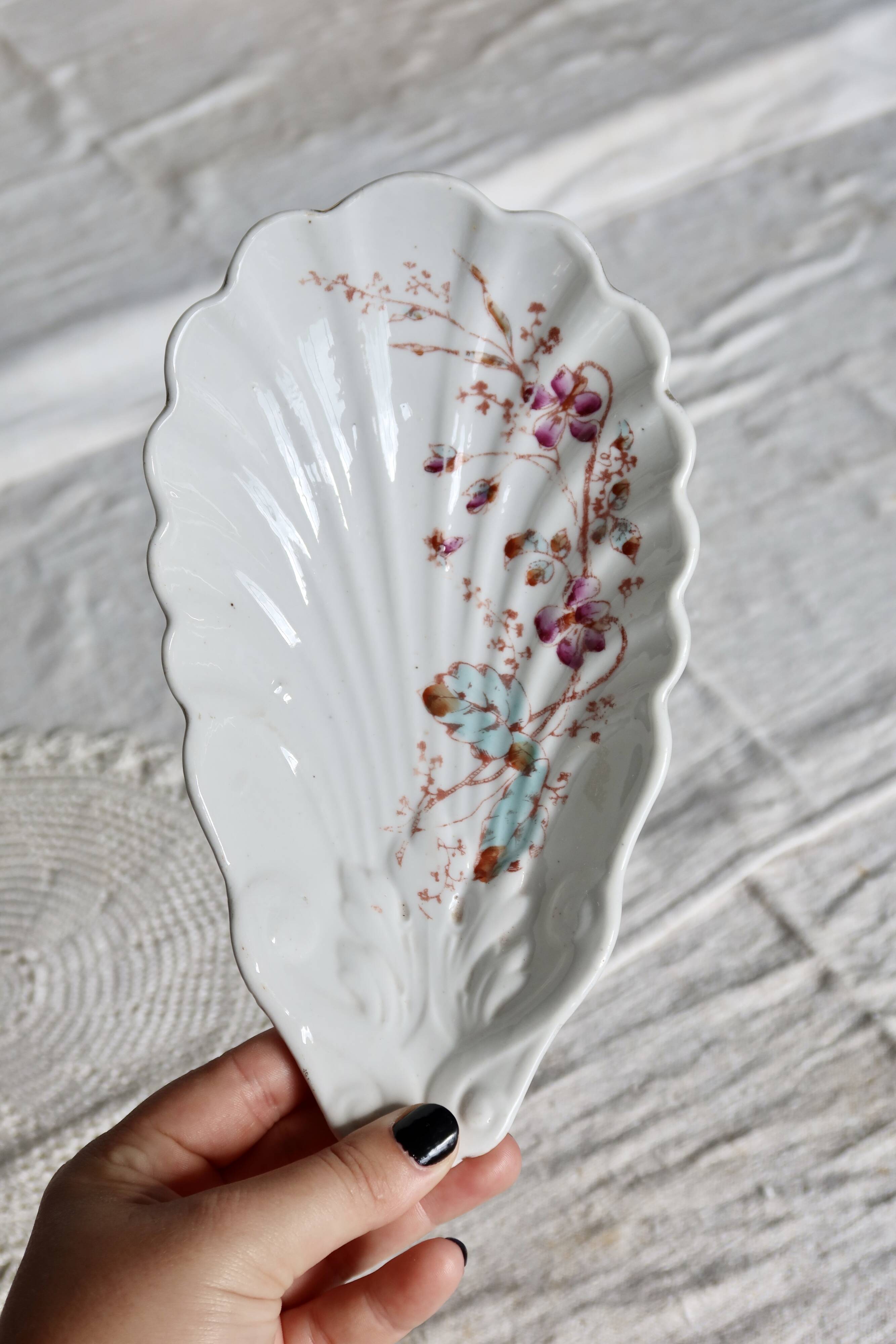 Vintage earthenware shell dish – Floral decoration