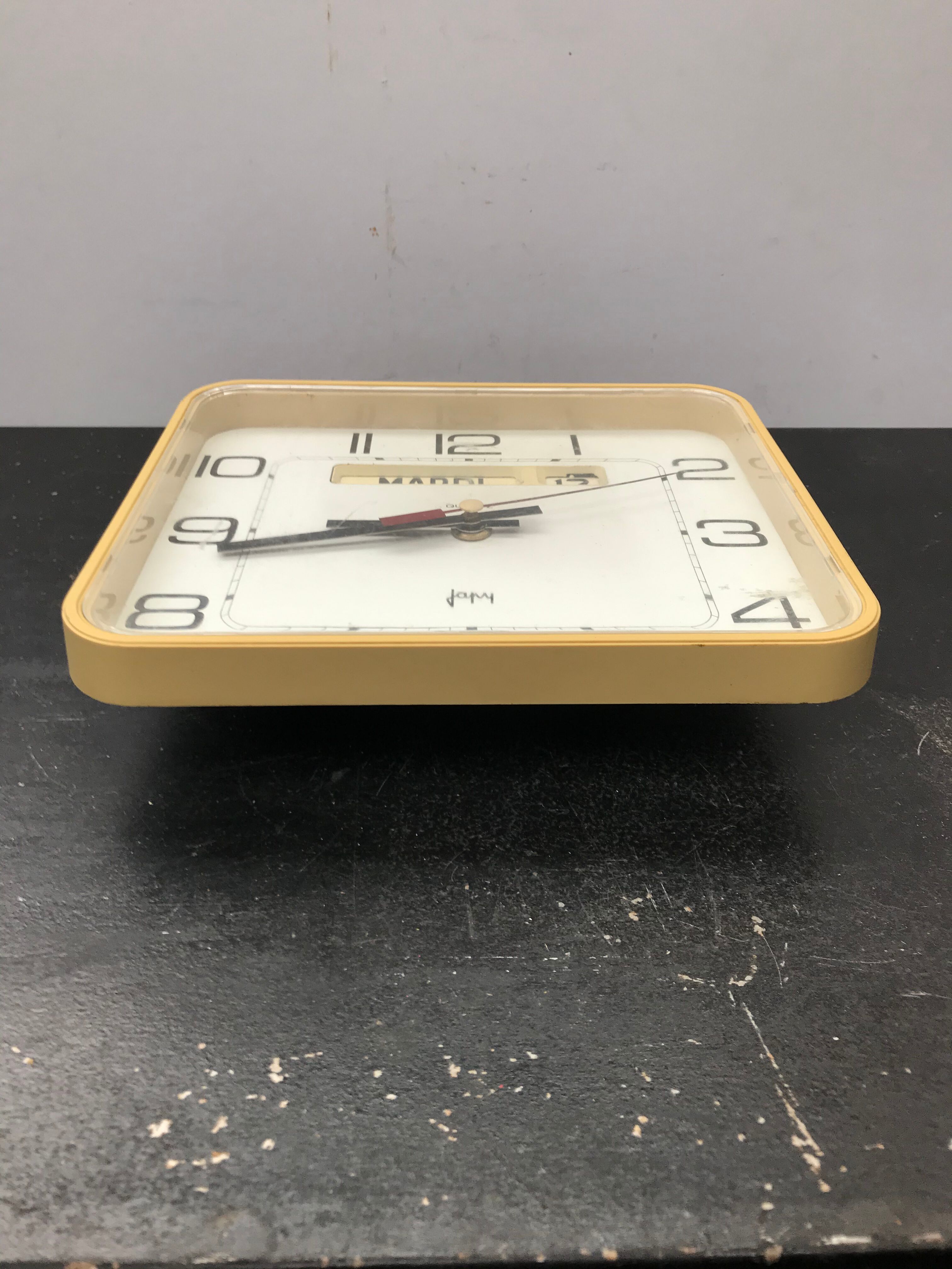 JAPPY Pendule Clock Plastic Dateur Beige Vintage White Background