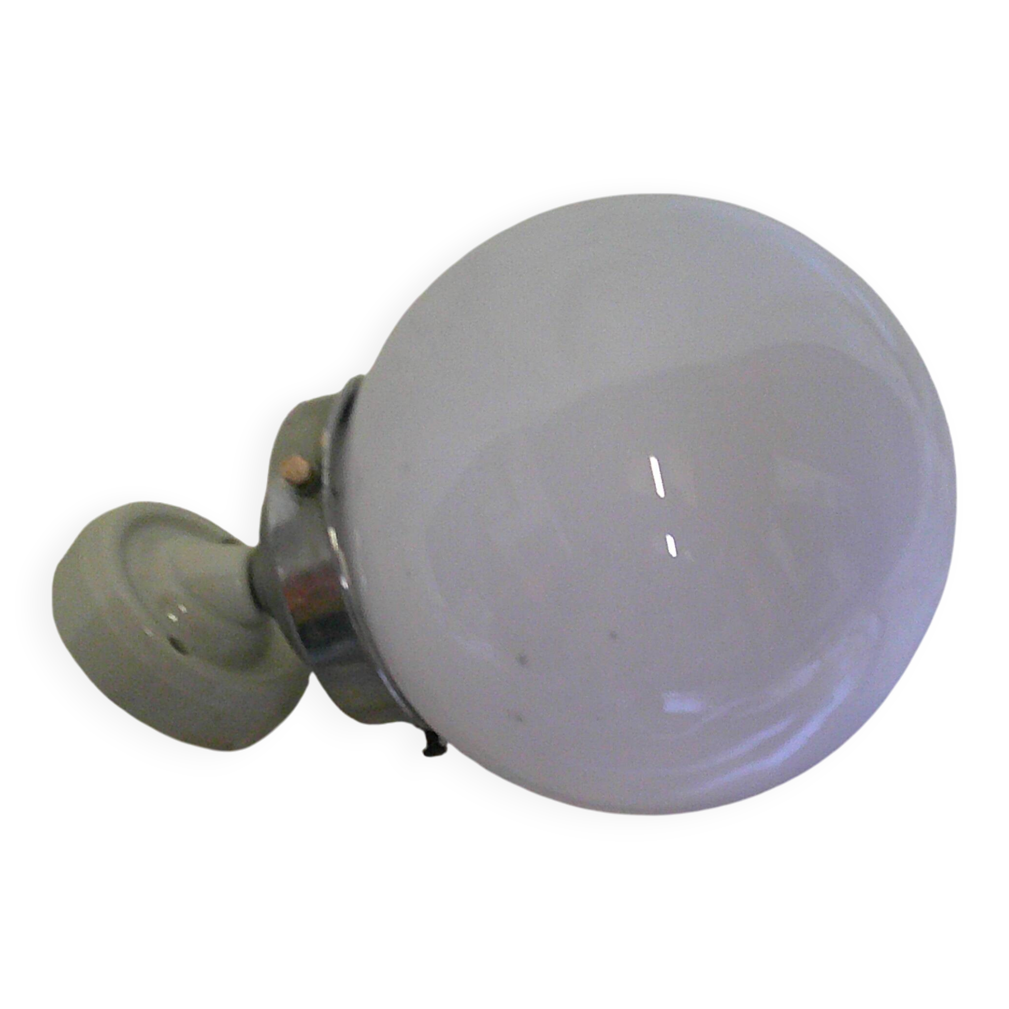 Ancienne applique boule en opaline blanche