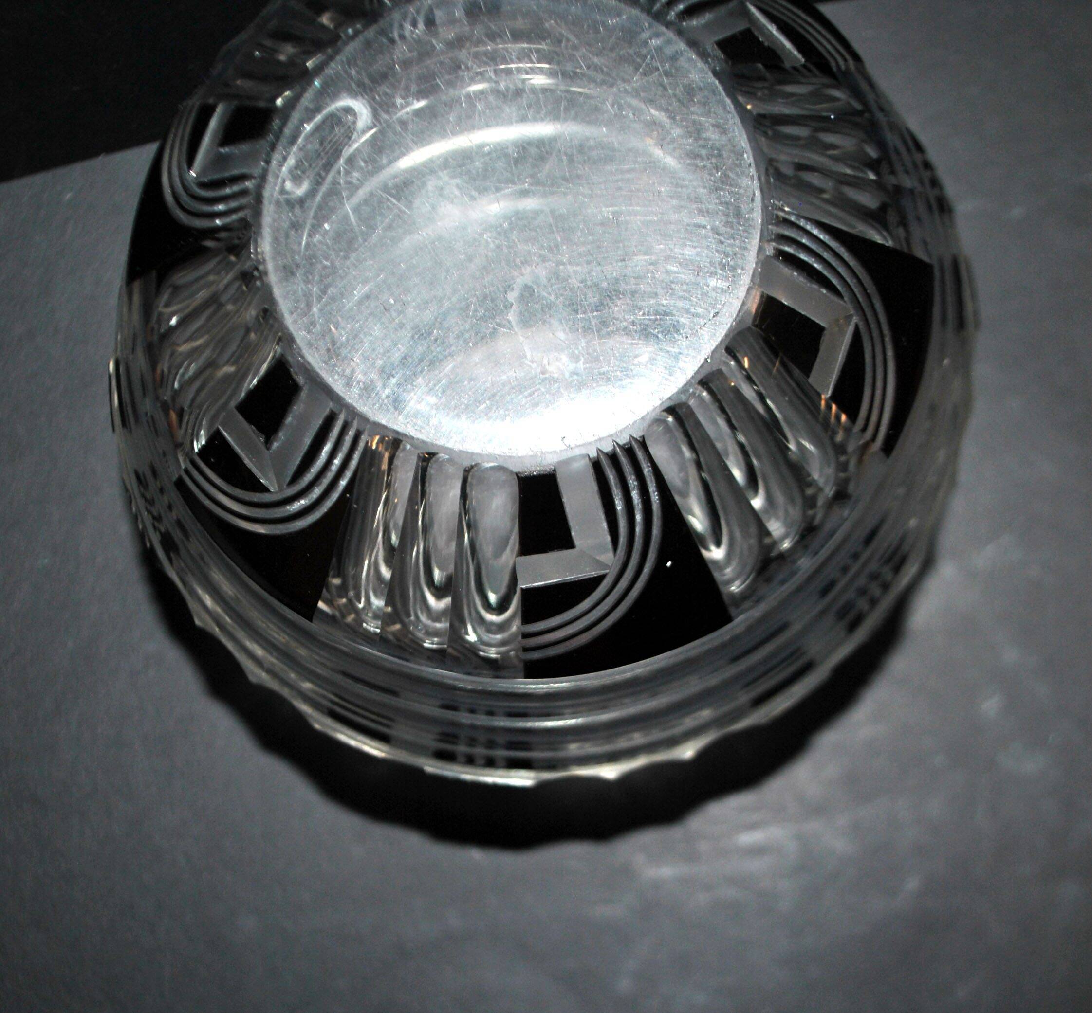 Art Deco round vase in black overlay crystal 1930-1940 Val Saint Lambert?