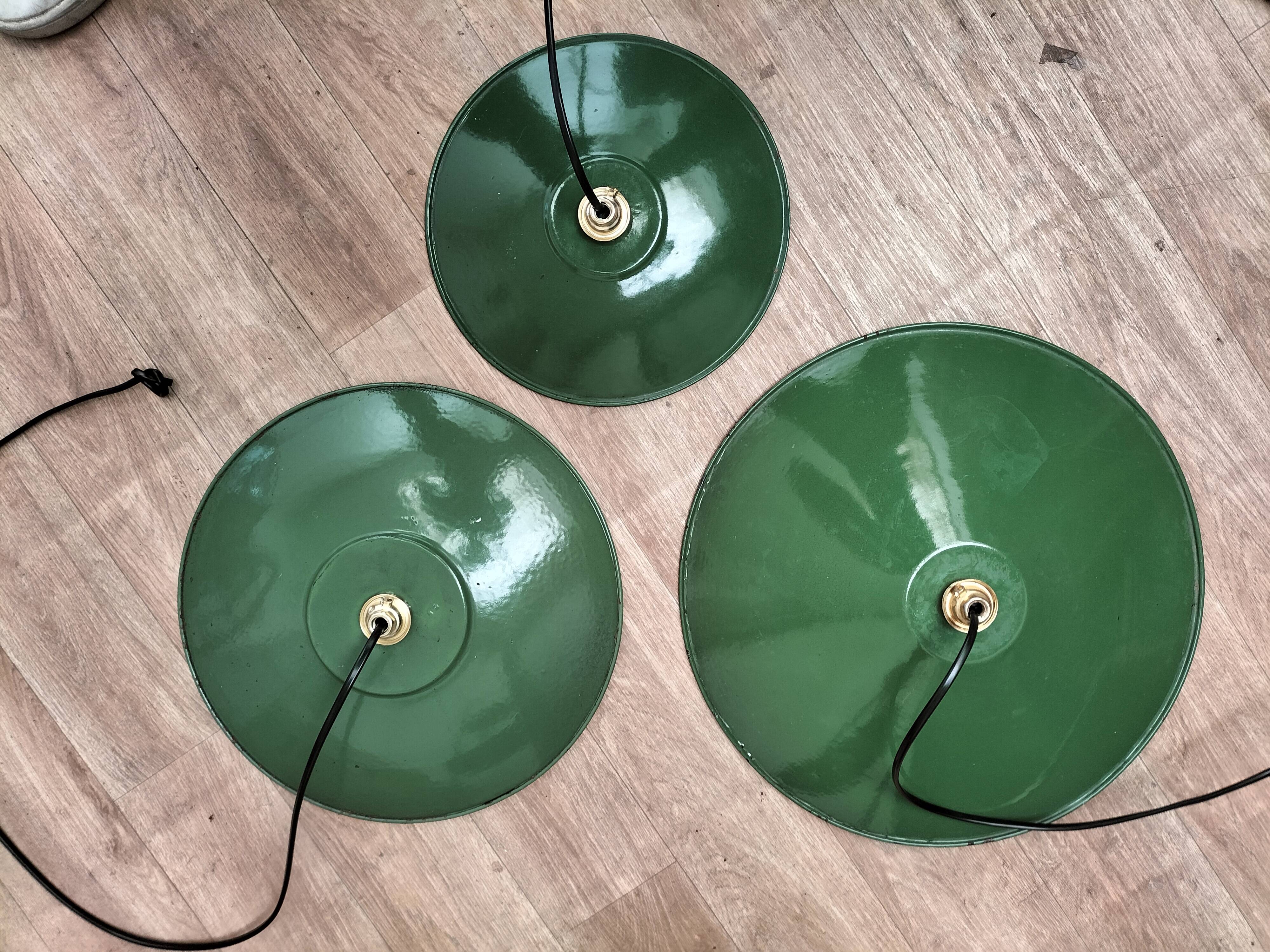 3 enamelled sheet metal suspensions