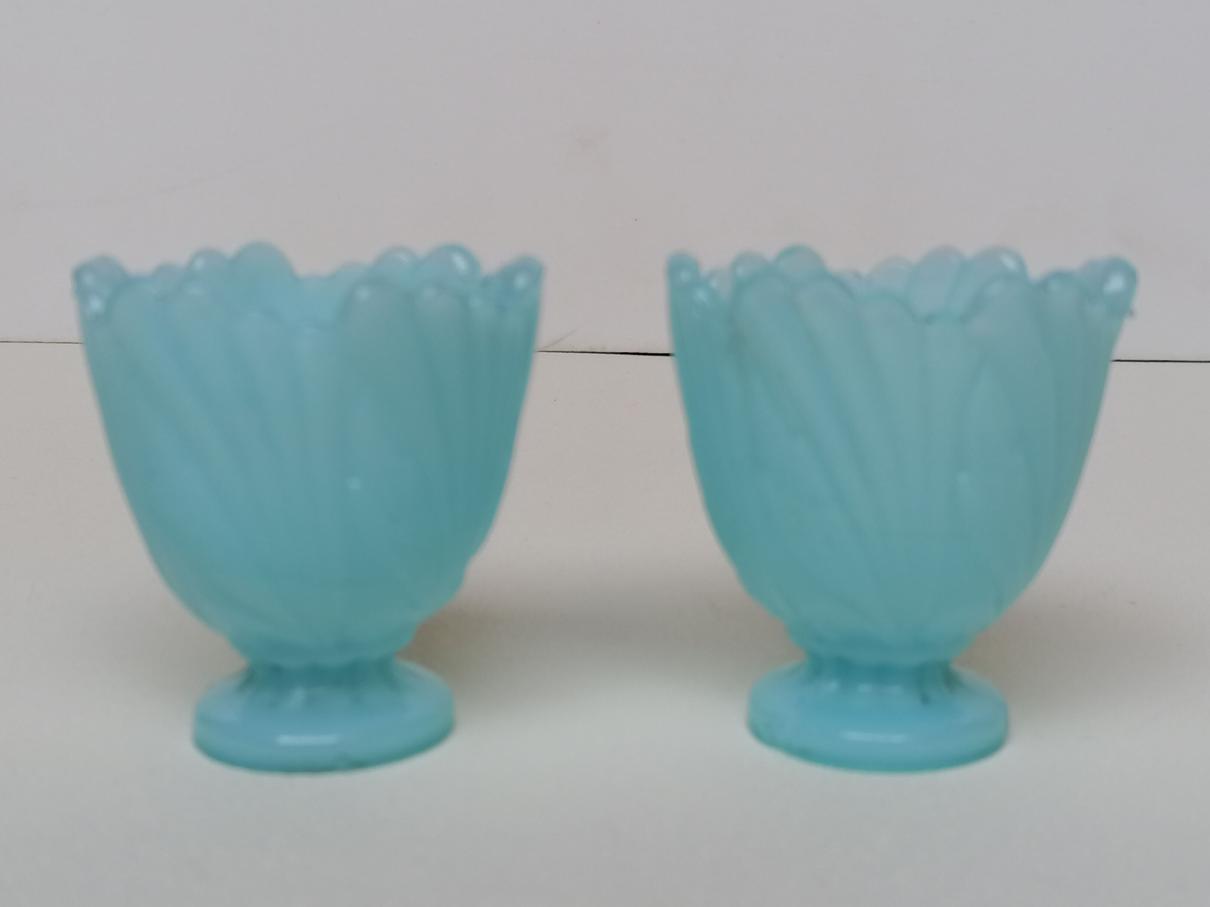 Duo de coquetiers en opaline de foire