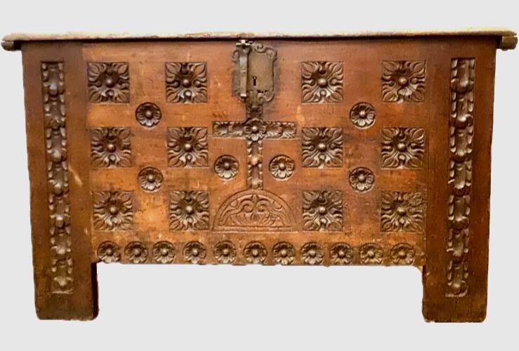 Antique Renaissance style chest in carved oak, 18th century