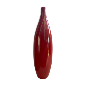 Vase haut rouge avec