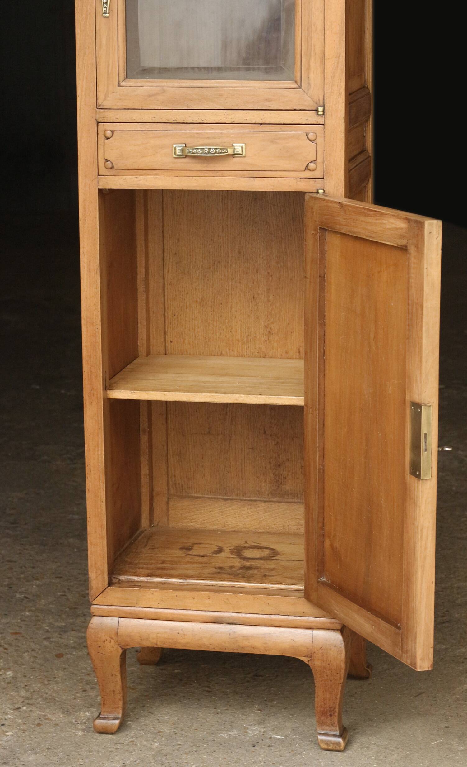 Superb Art Deco column in solid mahogany (circa 1920). Rare.