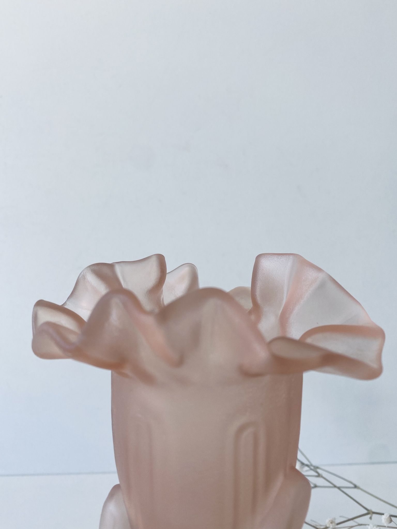 Vase Art deco en verre dépoli rose
