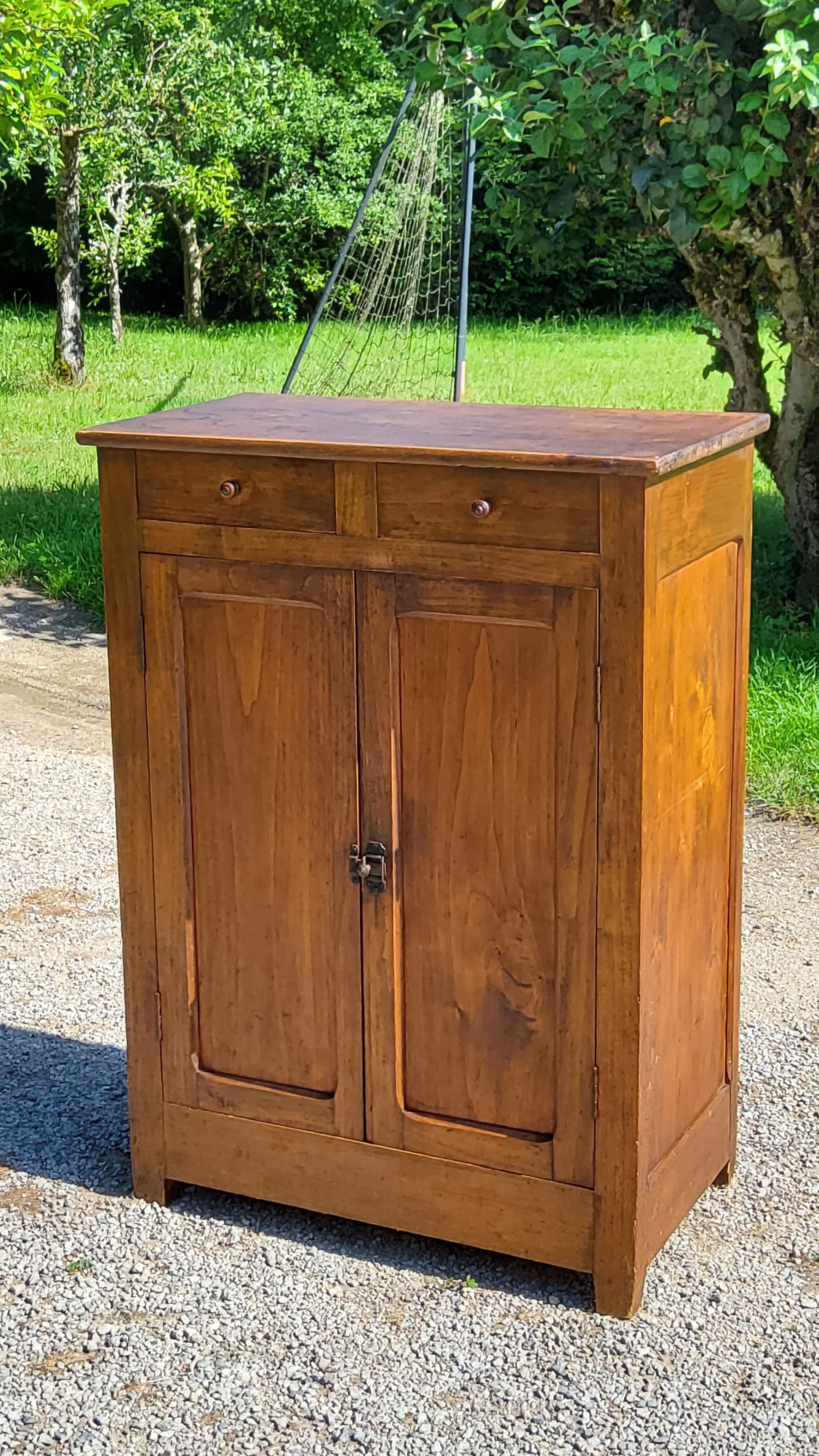 Buffet parisien à hauteur d’appui en peuplier 2 portes 2 tiroirs des années 20