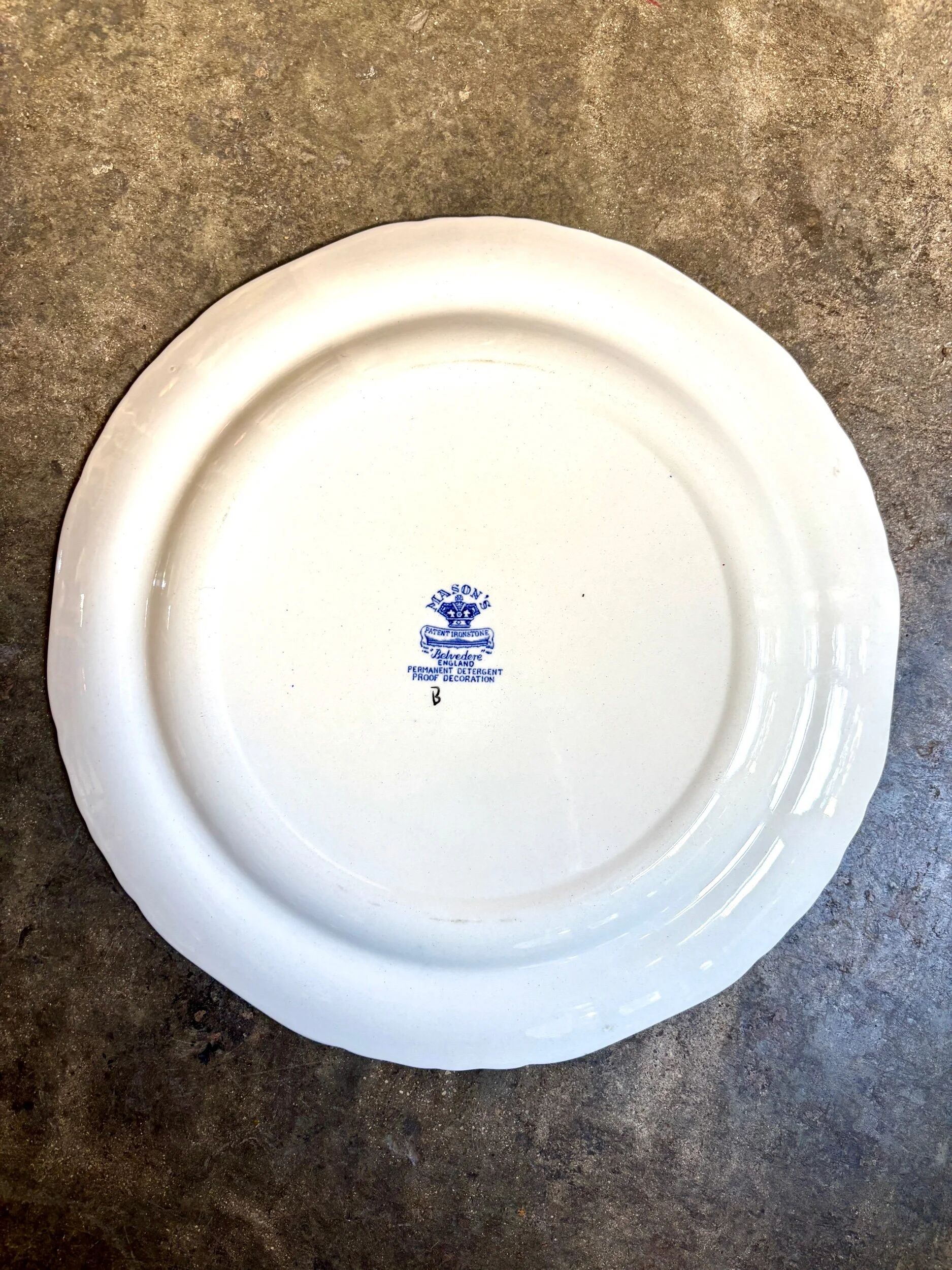 Round Mason's plate in polychrome ironstone, "Belvedere" service - early 20th century.