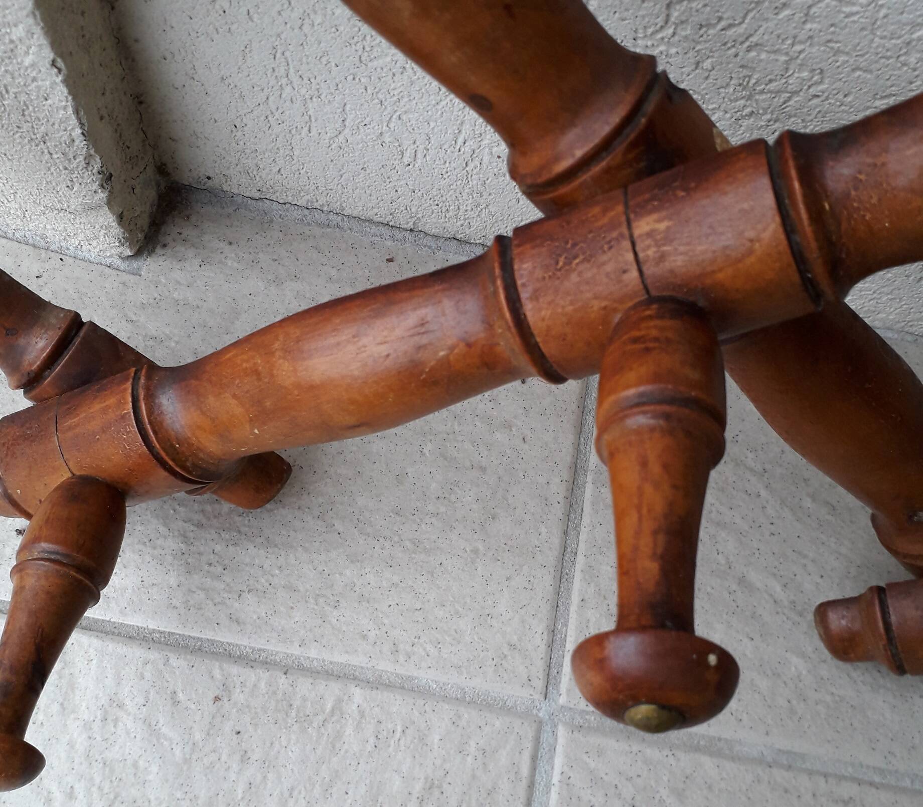 Extendable wooden coat rack