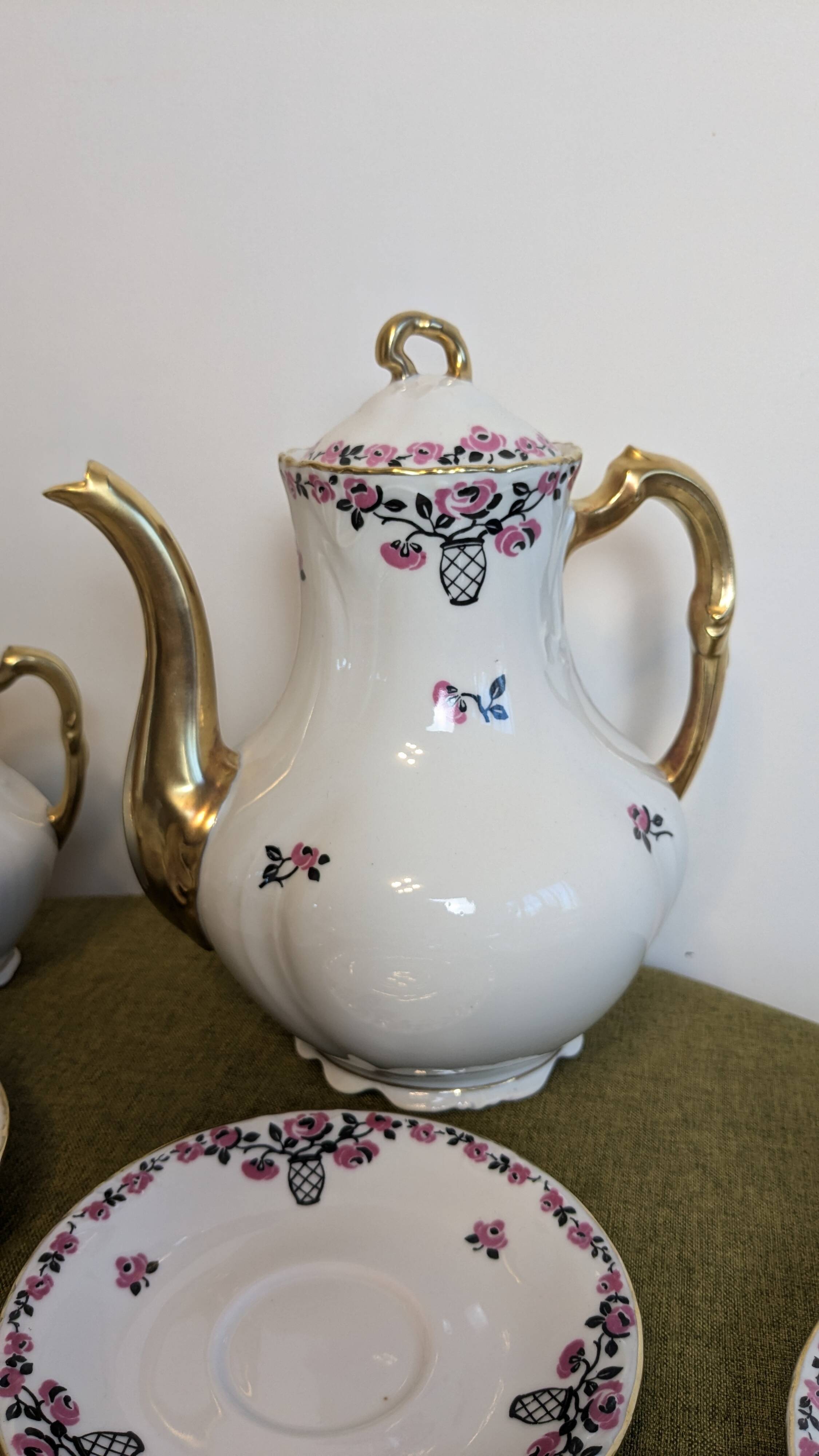 18-piece porcelain coffee set signed "Aux Lions de Faïence Paris"