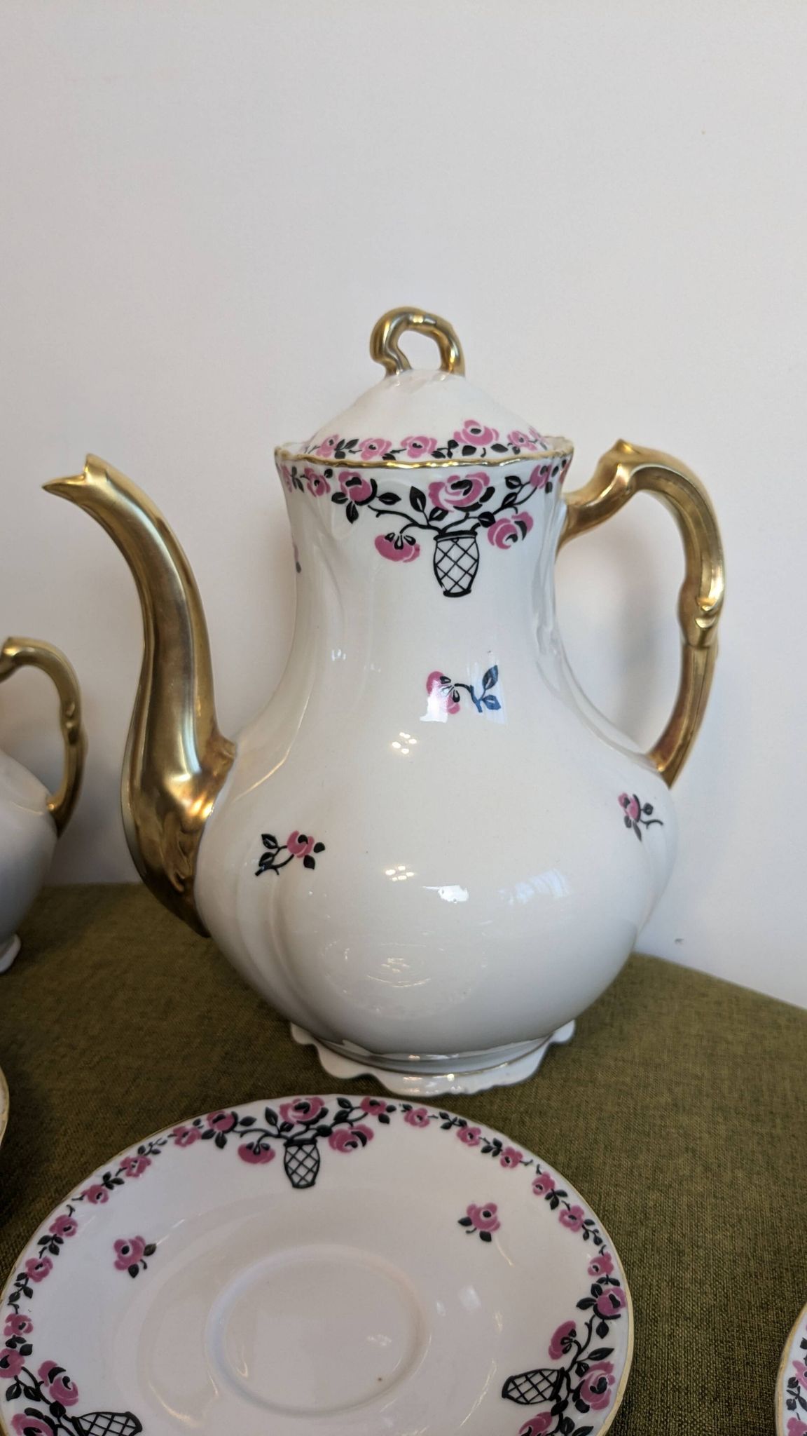 Service à café en porcelaine 18 pièces signé "Aux Lions de Faïence Paris"
