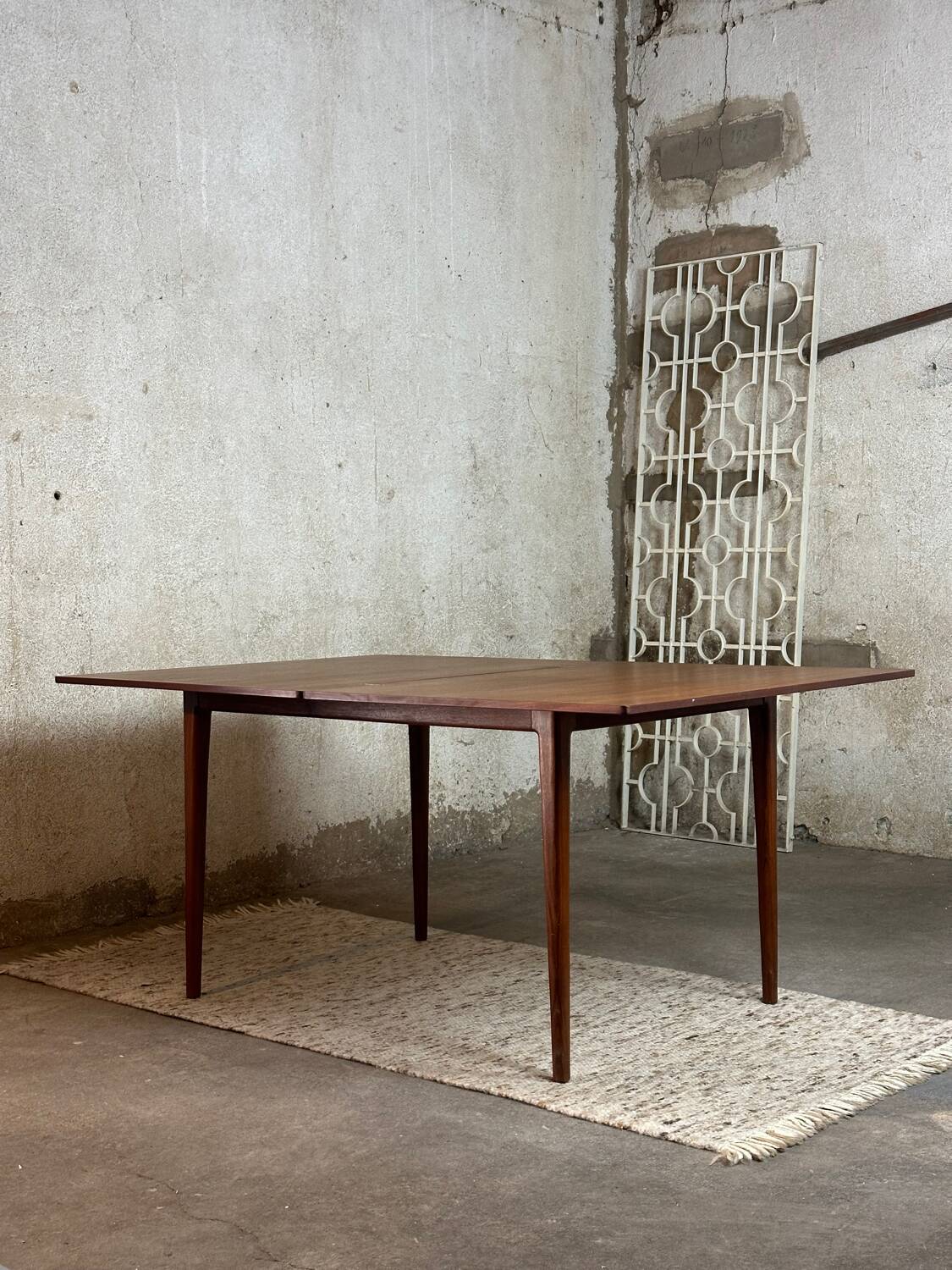 Extendable teak and teak veneer dining table