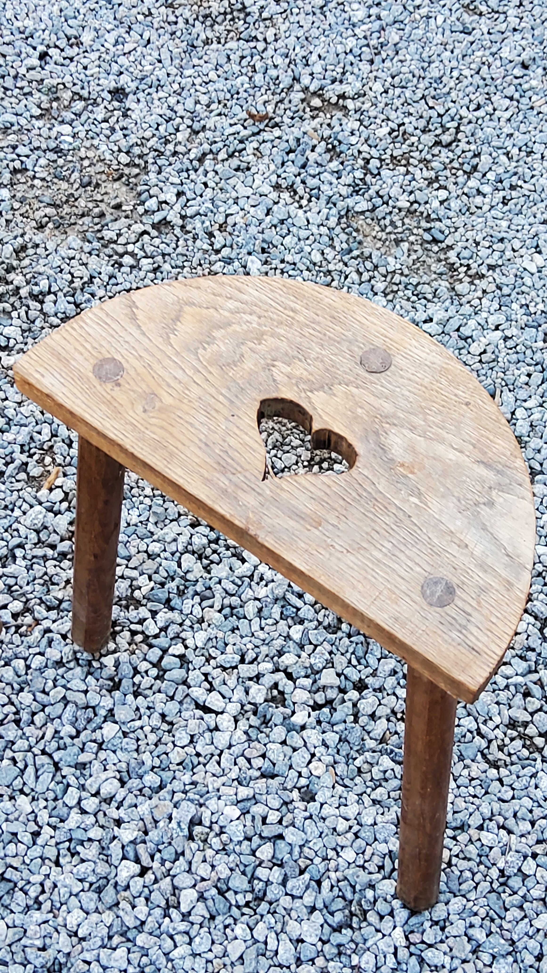 Pair of shepherd's stools in tripod oak décor in the heart