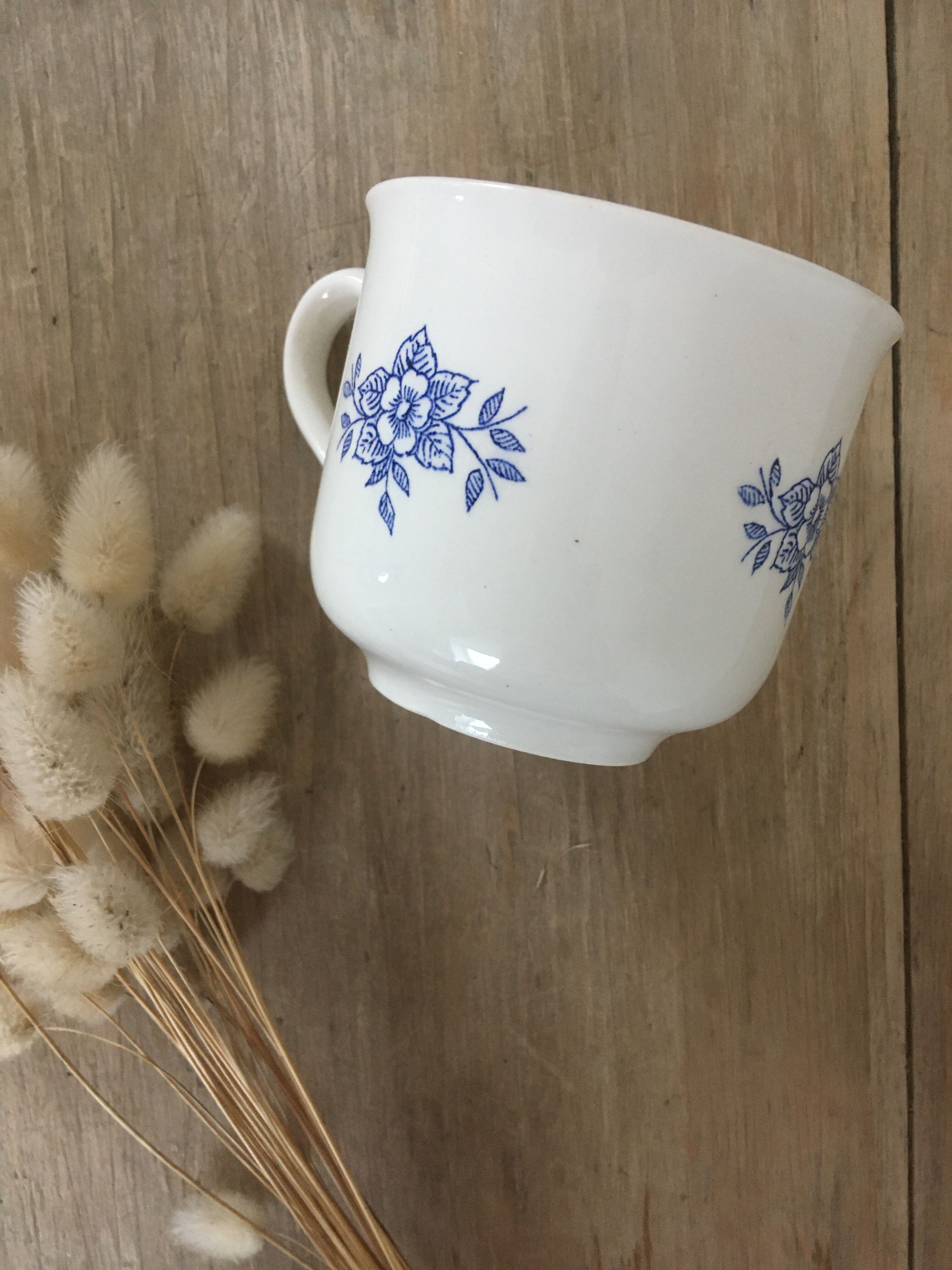Paire de tasses fleuries