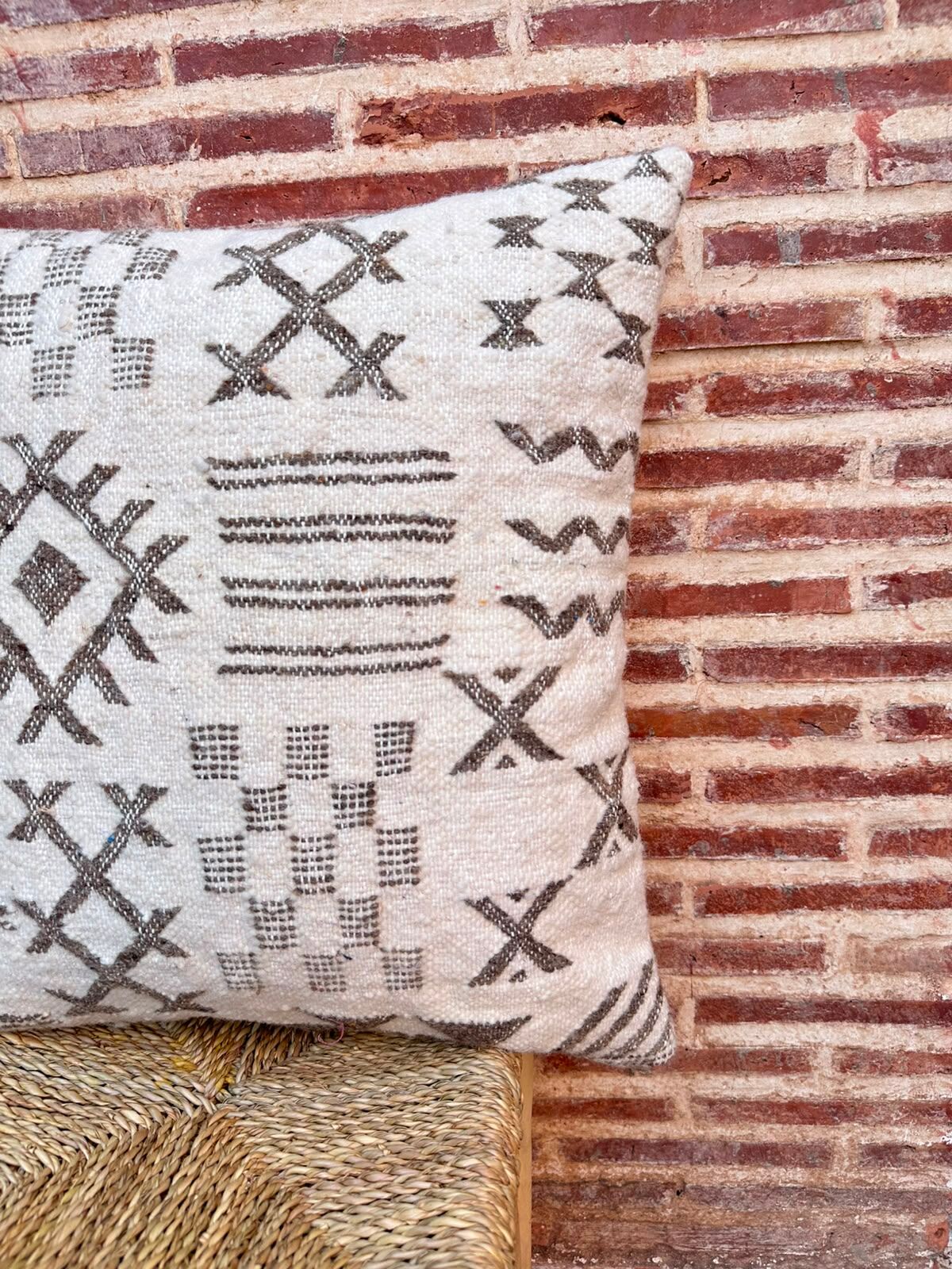 Handmade Berber wool cushion: Moroccan Kilim cushion (45x45cm)