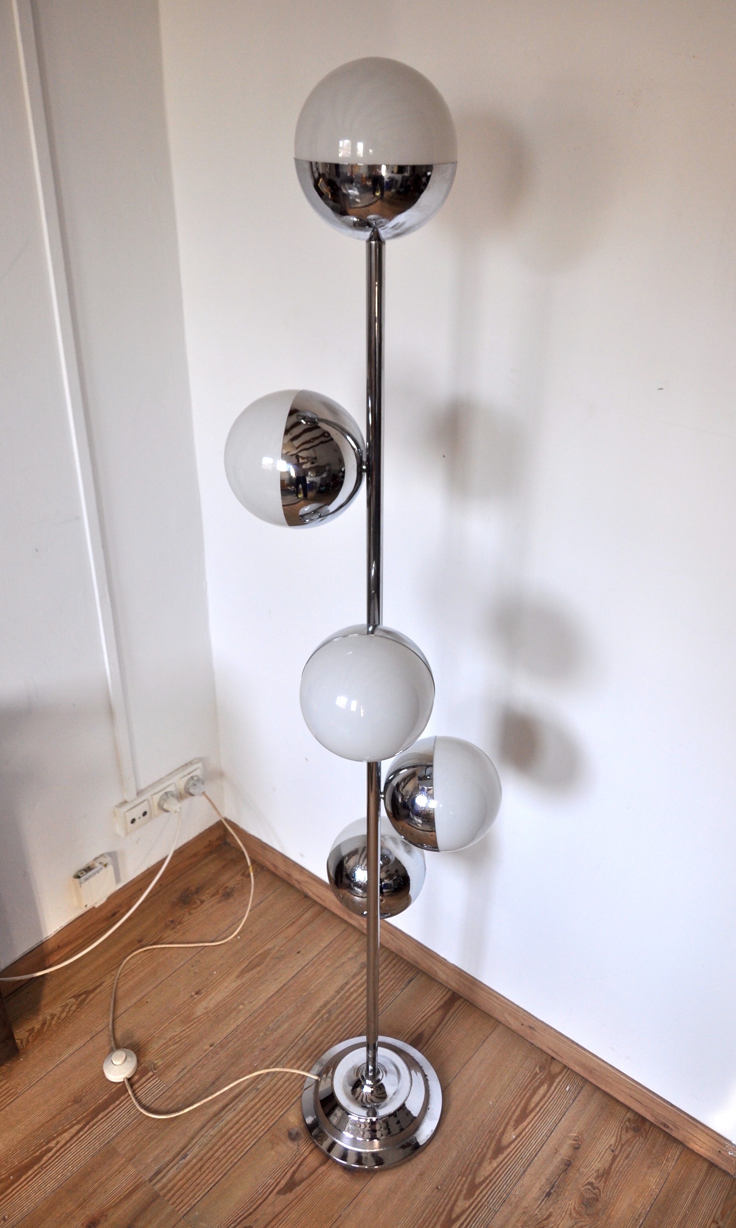 Lampadaire spirale chromé, design 70