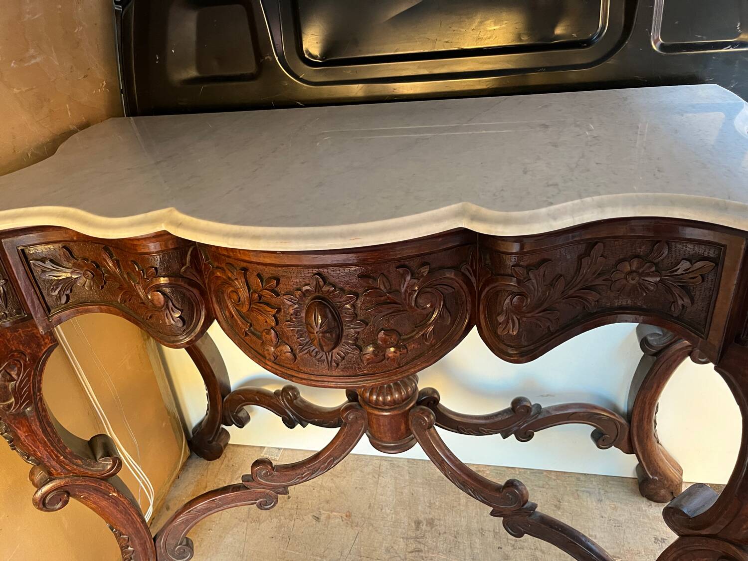 Console in carved solid oak and marble top