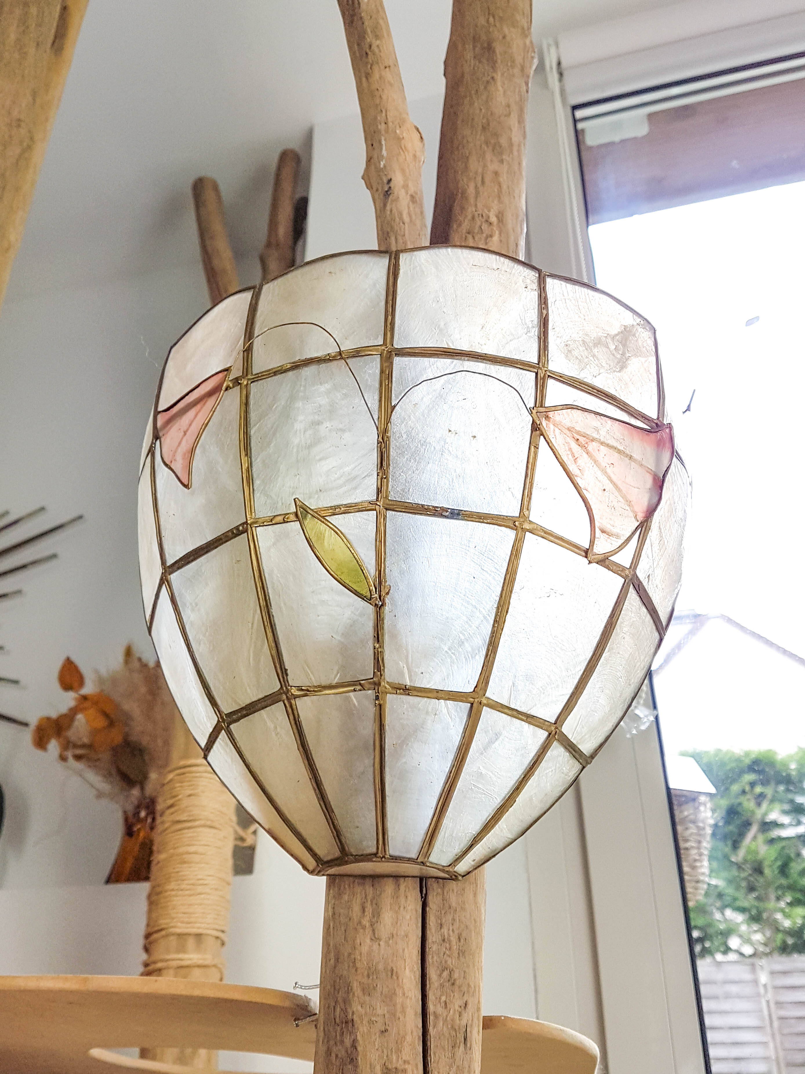Mother-of-pearl wall lamp