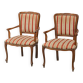 Paire de fauteuils de style parisien en bois avec des accoudoirs en tissu rayé, vintage.