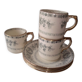 Tasses anciennes avec leurs sous-tasses