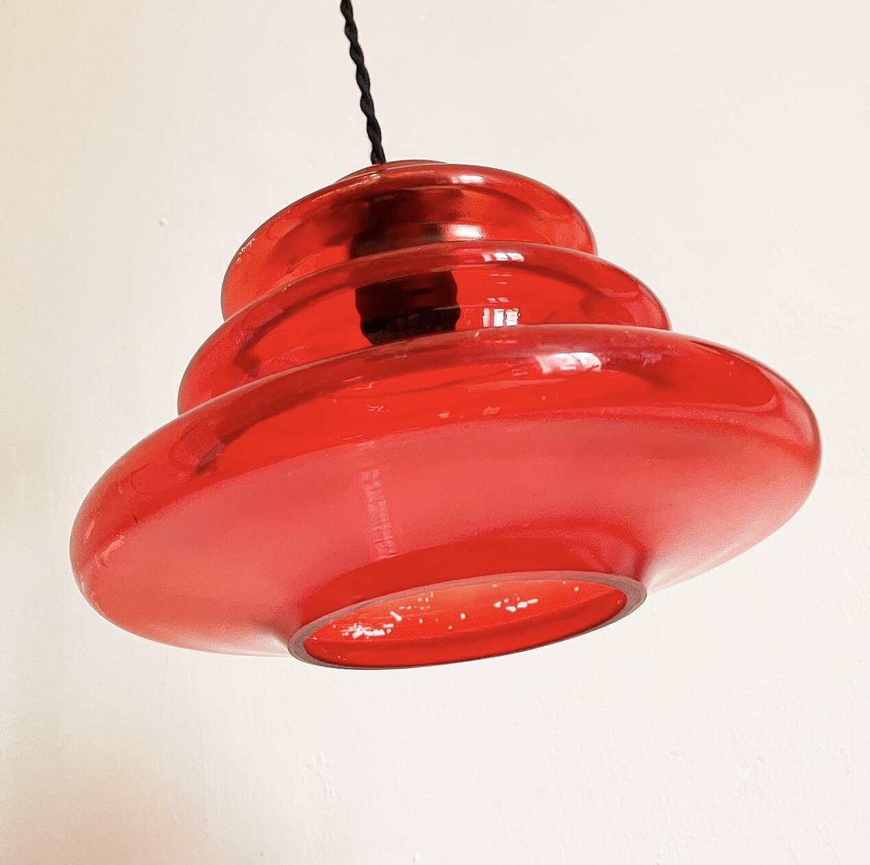 Suspension en verre rouge vintage