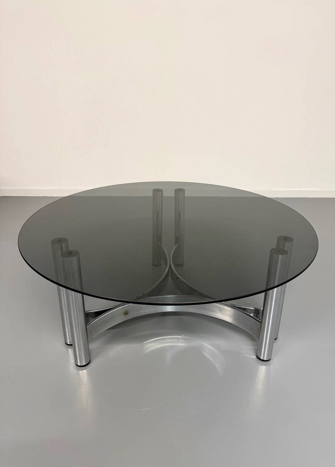 Round coffee table in smoked glass and chrome steel, 1970s design.