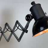 Applique industrielle en forme de ciseaux en émail noir, années 1950