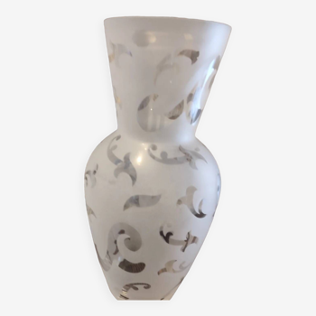 Vase blanc en verre gravé dépoli irrisé
