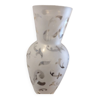 Vase blanc en verre gravé dépoli irrisé