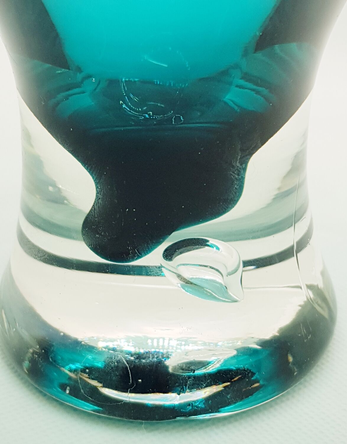 Grand vase sur pied en verre sarcelle.