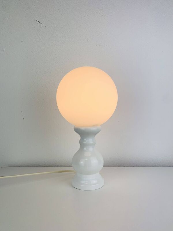 Lampe bois tourné et globe opaline,  années 70