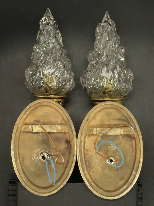 Pair of torchiere wall lights with hands - gilded bronze and black patina