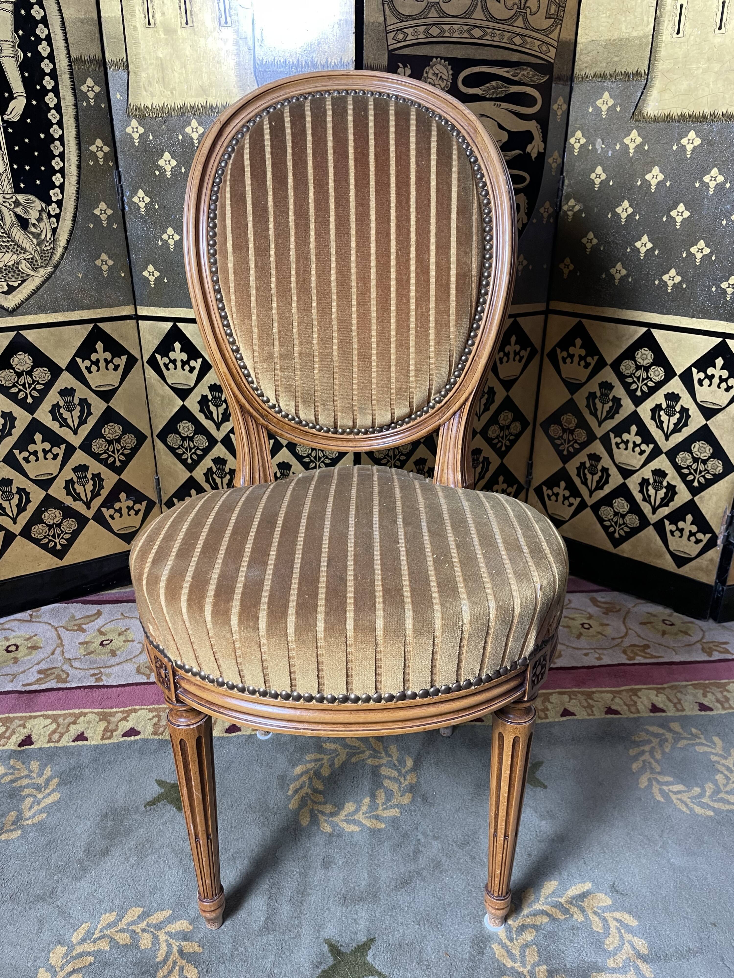 Suite de 4 chaises style Louis XVI médaillon