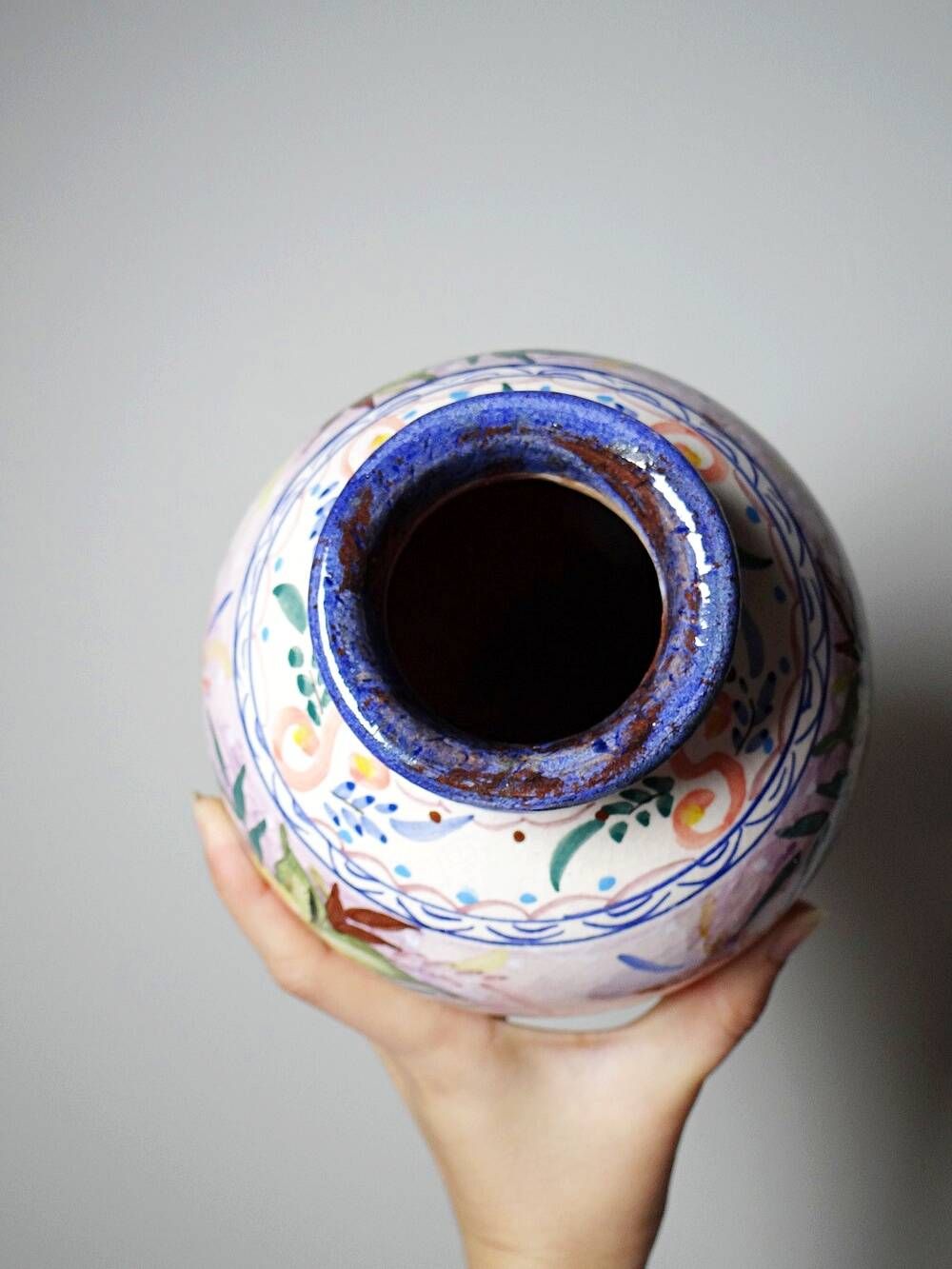 Vintage Portuguese vase in glazed terracotta with hand-painted floral decoration.
