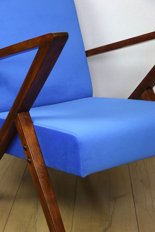 Fauteuil design vintage en velours bleu bleuet Jade - renouvellement de fauteuil